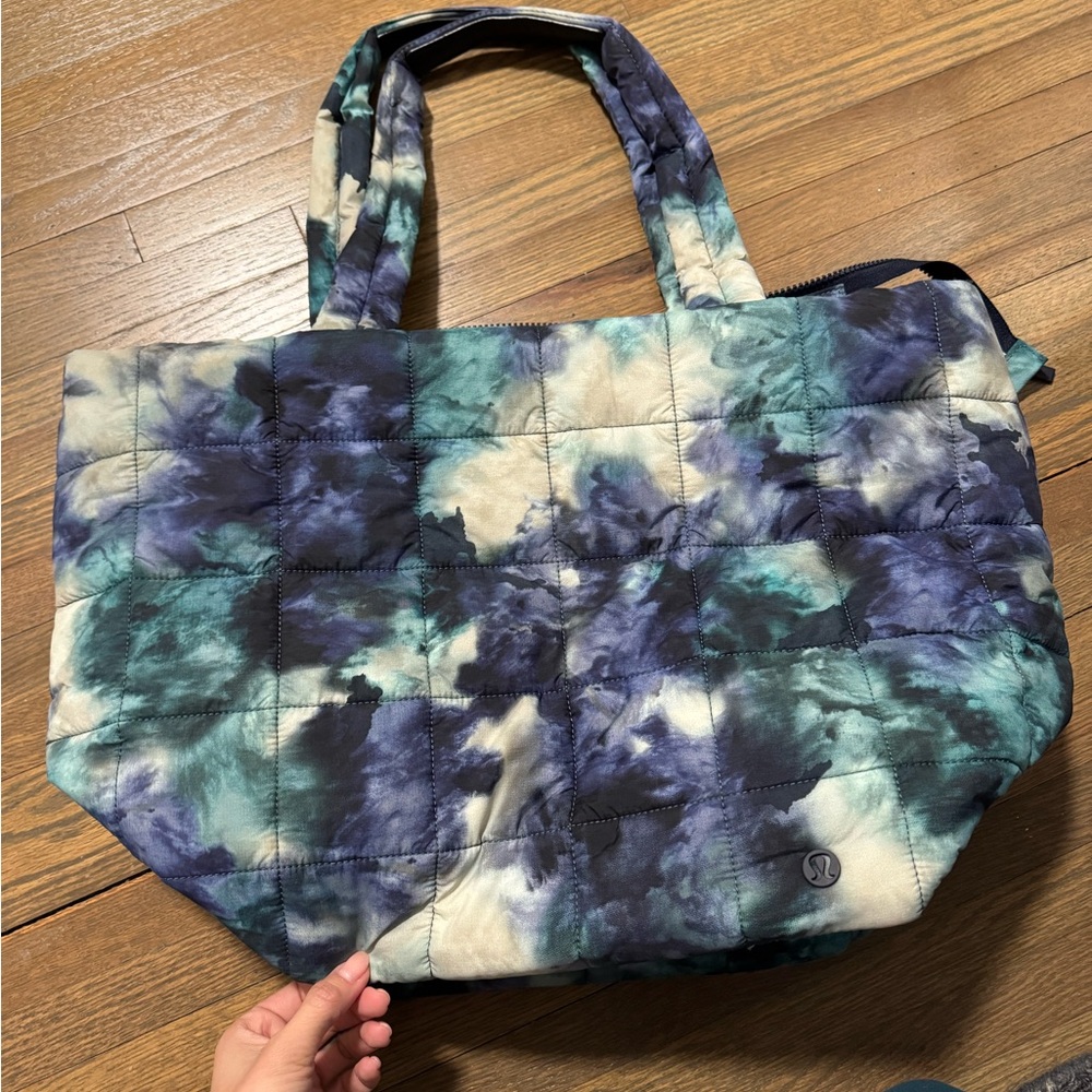 Lululemon Quilted Grid Tote Bag 26L
Meteor Wash Print Multi